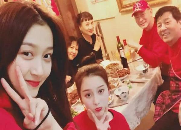 關曉彤說自己是家中最丑的，看到她姐姐的照片后，網友：出道吧