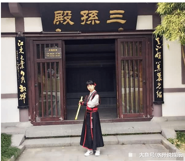 小学生公园里COS“魔道祖师”，看到他的装扮，魔道粉愤怒了！