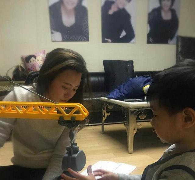 潘长江晒出自己的家，在家经常陪孙子一起玩，完全没有大明星架子