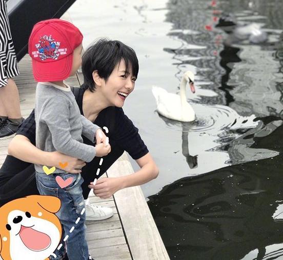 晒晒汪涵一家人住的房子，装修喜欢老年人风格，门口还要挂牌匾