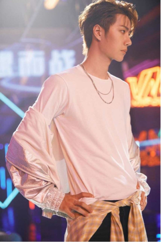 王一博成长路上一直在学习, 唱歌跳舞只是基础, 他会的东西太多了