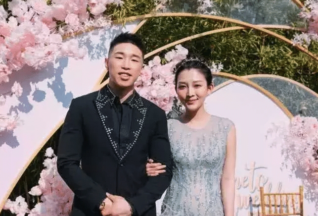 有一种结婚照叫"德云社",我忍了于谦,忍了烧饼,看张鹤伦笑哭了