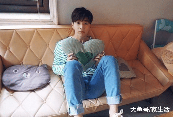 刘宪华节目曝出自己的家：从小接受音乐熏陶，卧室有个古老钢琴