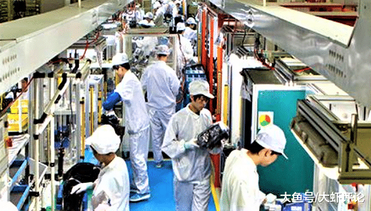 与马云一样老师出身！这位58岁的大妈，在奔驰宝马身后赚来125亿身家