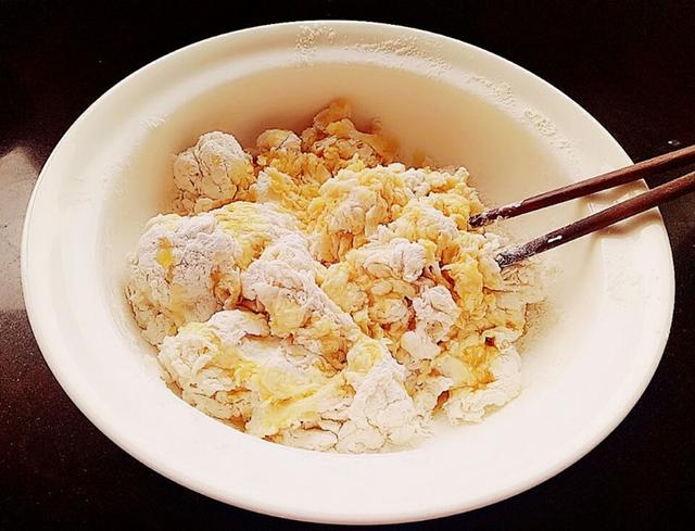 这种面食真不错，皮薄里软，比油条简单，比油饼好吃