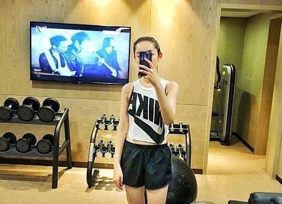 带你看看蒋梦婕现实的家，吃饭要配洋酒，落地窗外都是高档小区