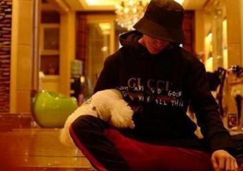 参观姜潮家的豪宅，玄关处全是限量版鞋子，房子装修跟宫殿一样