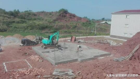 才花了37万建三层小洋房，六角窗户、挑空大客厅成全村瞩目焦点