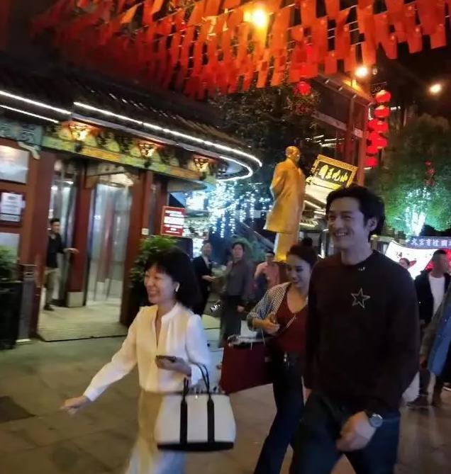 胡歌、吴京现身长沙火宫殿，4人私下约饭，连上公厕也被围观