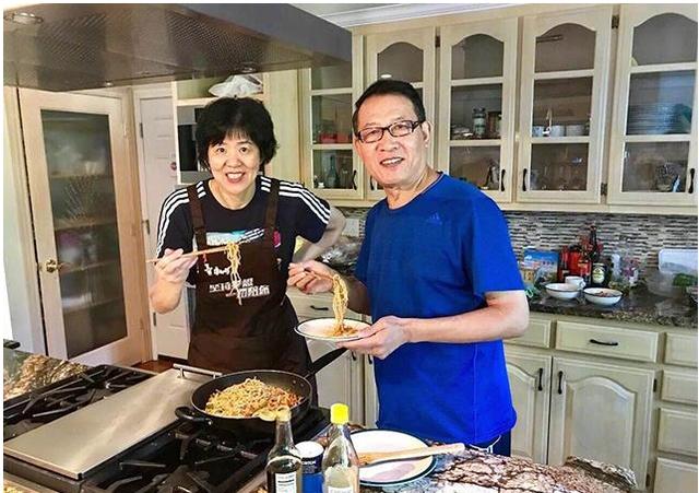 参观郎平如今住的豪宅，日子过得相当清闲，户外配置一大片草坪