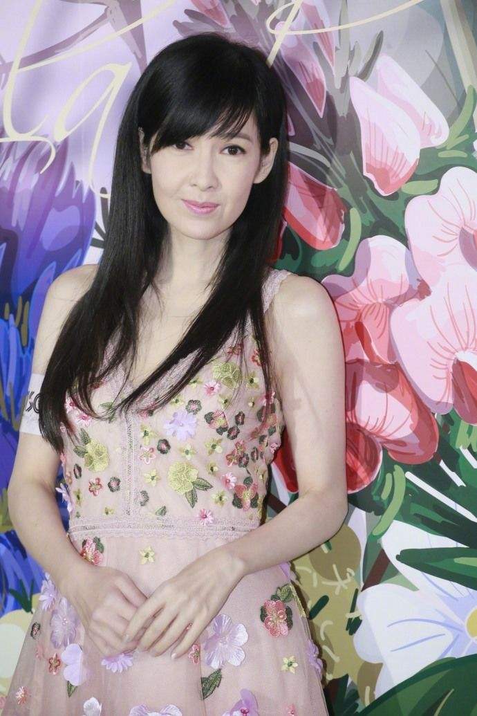 52岁的她为了童颜，一辈子不晒太阳不生娃，如今美成这样