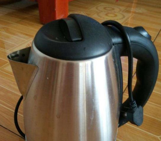 越来越多人都不用这种电水壶烧水了，听师傅一说，回家赶紧换掉