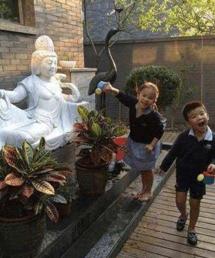 晒晒刘涛现实中的豪宅，复出以后东山再起，院子还有个白石雕像