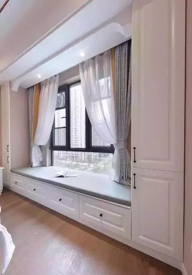 经典的卧室带飘窗效果图，不仅个个颜值高，并且收纳十足！