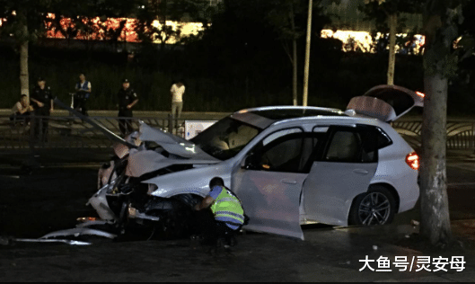 汽车撞上护栏，驾驶员身体被刺穿