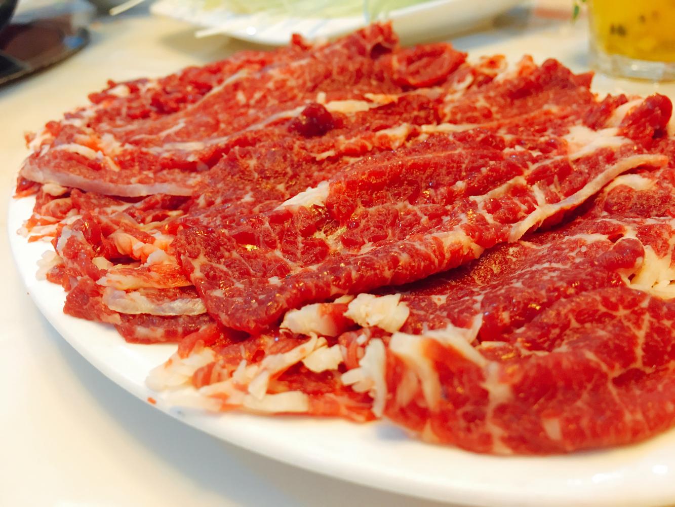 為什么西餐一塊牛排能吃飽，火鍋一盤牛肉卻不夠吃？道理很簡單
