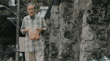 空巢老人在街头收养了一只流浪狗，后来原主人出现了