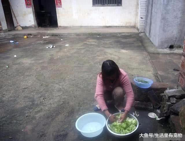 雙性人的悲慘生活，不男不女深山獨居，村里人把他當外星人！