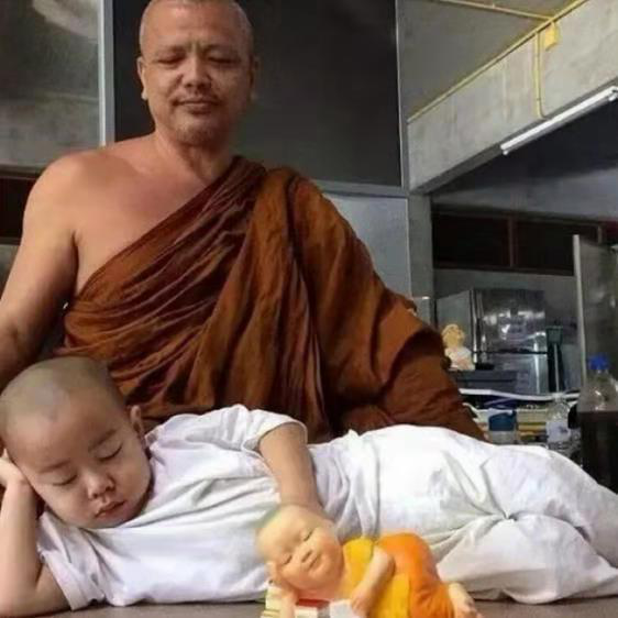 一睡成名的小和尚現在咋樣了? 網友: 我無法控制住自己的情緒