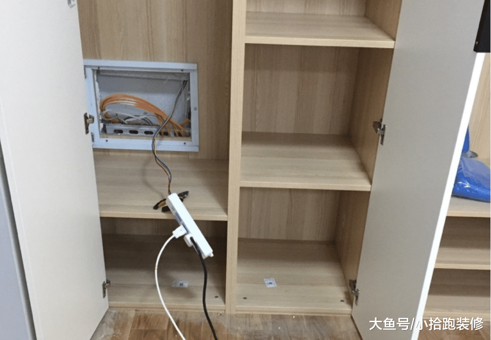 安裝衣柜時地板被劃傷，師傅說小事，而業主直說衣柜不要了