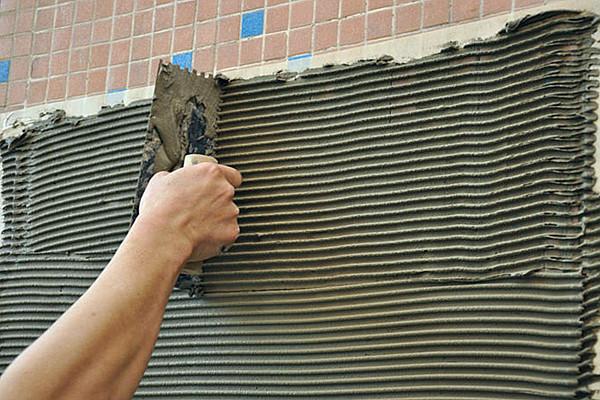 越来越多人贴瓷砖不用水泥了, 有钱人都用它来代替, 太聪明了