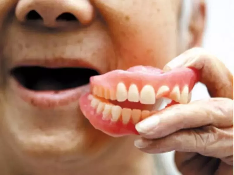 换牙期门牙掉光，这只狗子竟然做了这样的事……