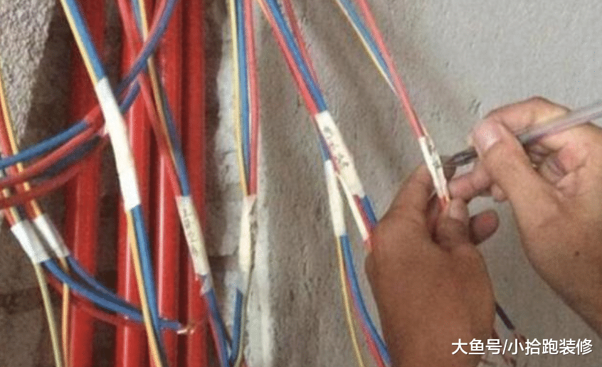 这是我见过最认真的电工师傅了，可朋友看到却说，多此一举