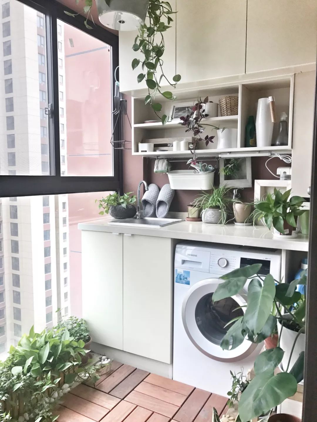 阳台装上洗手盆，实用方便，简洁美观