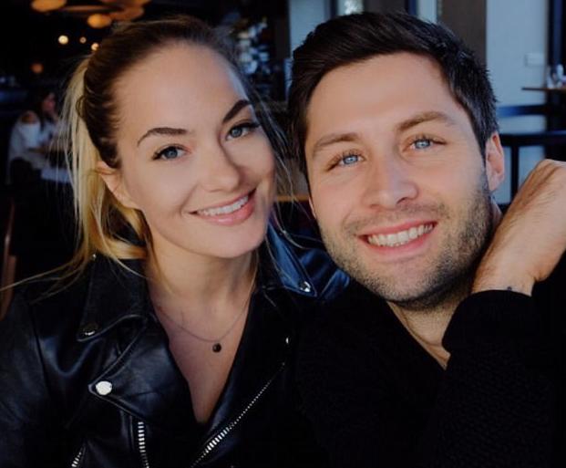 一对青梅竹马偏要穿越半个地球和十几年网恋，结果她冲你竖起中指