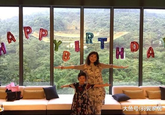 一起參觀牛莉的豪宅，客廳有個超大的落地窗，室外還有大型游泳池