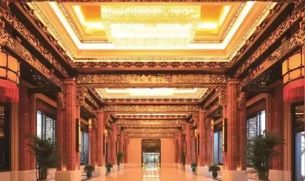 一年接待1000万人，净赚6个亿！从小破村到世界名片，他用了20年