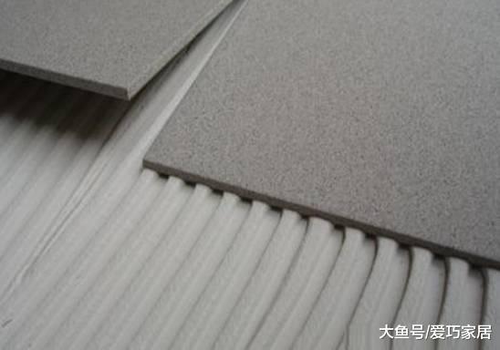 越来越多人贴瓷砖不用水泥了，如今都流行这样装，省钱又方便