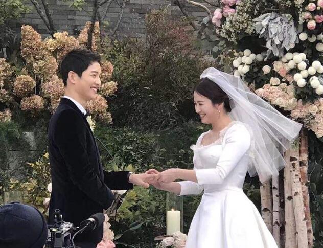 “已與宋仲基離婚”八卦傳4天！宋慧喬首曝近況，笑得很燦爛