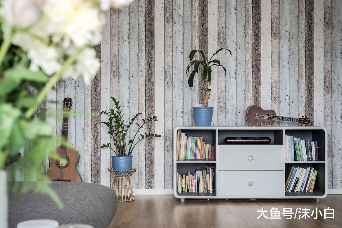 小户型81平，老公非在墙上钉“6彩”旧木板，电视柜谁见过？晒晒