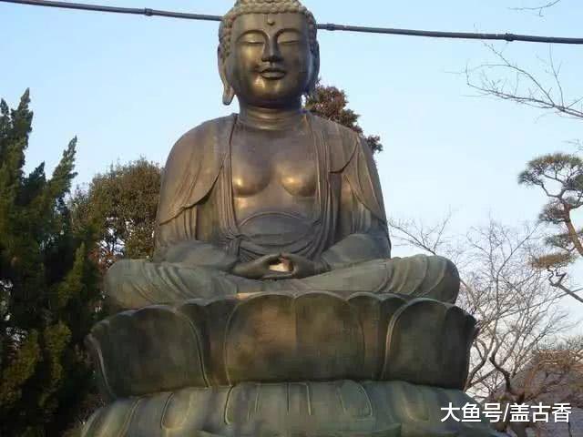 男子在景区游玩，遇到佛像准备参拜，却被佛像手中的东西吸引了！