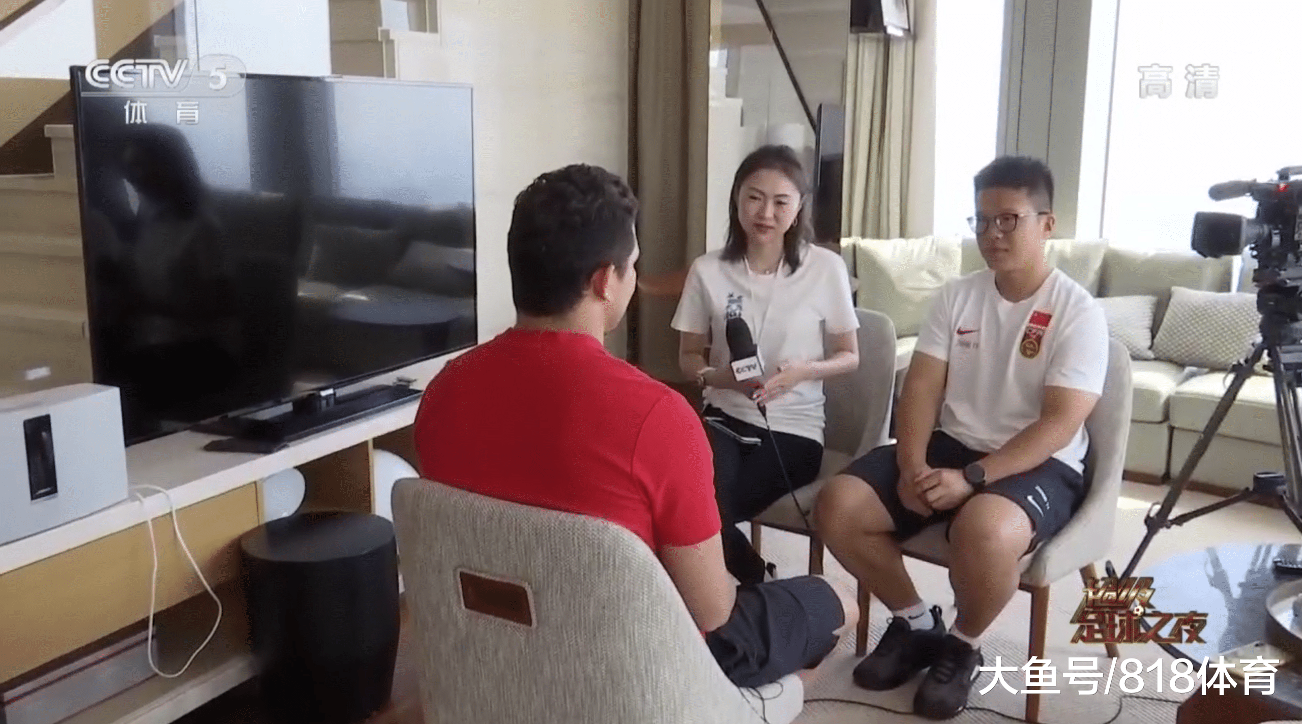 国足前锋艾克森独居广州豪宅！正对广州塔一线江景 1楼客厅2楼卧室