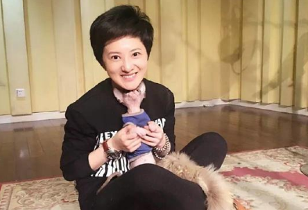 金铭低调了快十年，丈夫终于露面，难怪一直不肯公开