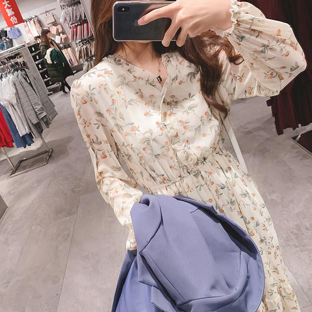 春季春游怎么穿？西装+v领碎花裙，优雅知性还遮肉