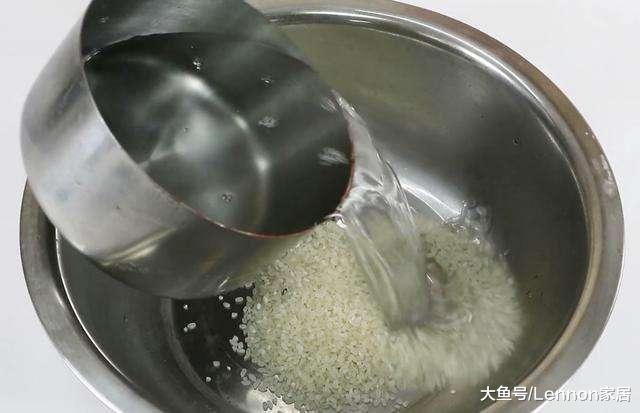 煮饭的时候，这个“水”留着别倒掉，用来浇花比施肥还要好