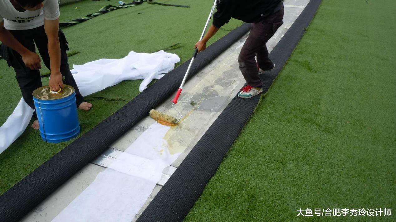 门前做绿化，学邻居铺个假草坪！注意3点，不用专业工人自己就搞定