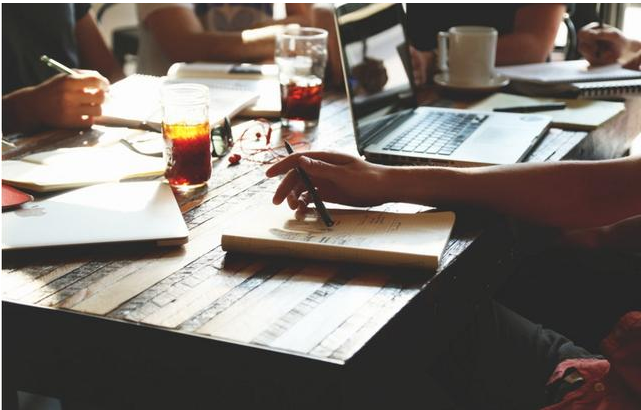 学会这些社交技巧，职场也能找到你的真朋友！