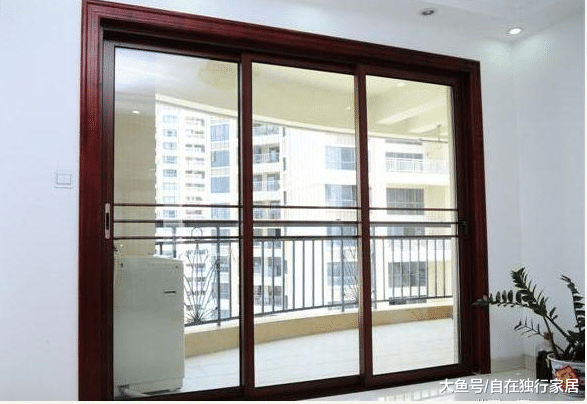 阳台也能装得“花里花俏”，一般人都是装推拉门，但我推荐这样装