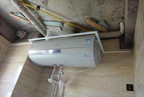 為什么有錢人都把熱水器裝吊頂上？問完老師傅，真后悔知道晚了