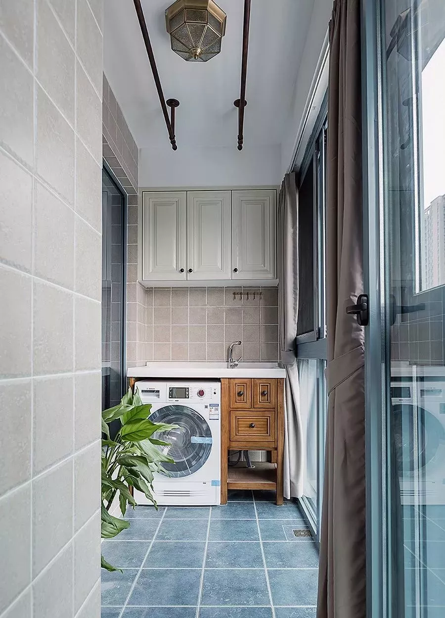 你家阳台是否也做成了洗衣房？洗衣机加吊柜太实用了