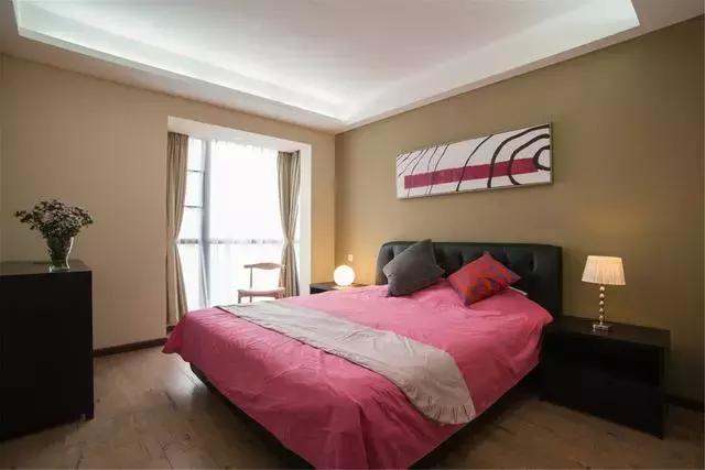 现代三居室装修，时尚温馨还带点小浪漫，阳台做衣帽间也挺好