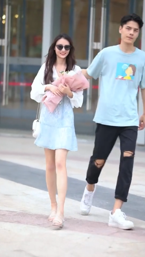 很羡慕你有这么漂亮的女朋友，不过你最后的眼神是看见她前男友了吗？