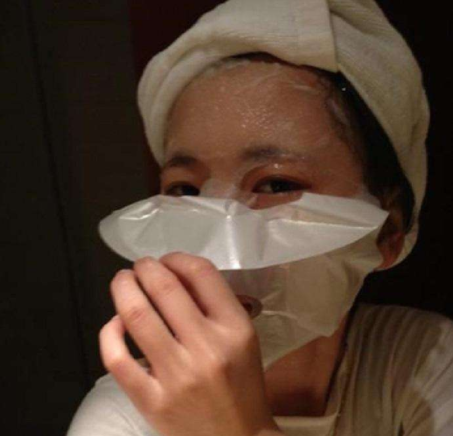 每次敷面膜都把那张塑料纸给扔了？难怪天天敷没效果，白白浪费