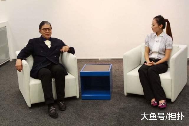 父亲身家百亿却不准他做生意，只准他做慈善事业，今他受邀看阅兵