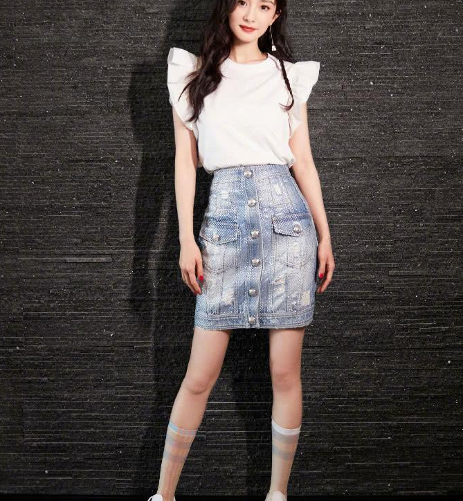 阿迪700块运动鞋，因杨幂配宫廷风长裙火了，穿出买不起的感觉