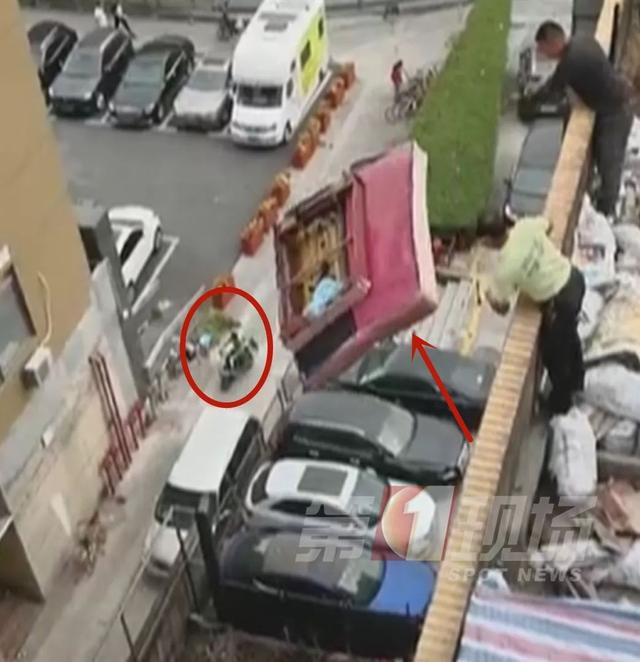 又是高空抛物！这次扔下来的居然是……令人窒息的操作